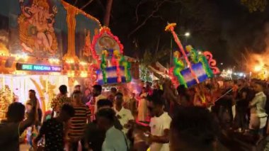 Georgetown, Penang, Malezya - Şubat 04 2023: Mayil kavadi Taşıyıcı Dansı Gece Tanir Panthal 'ın önünde