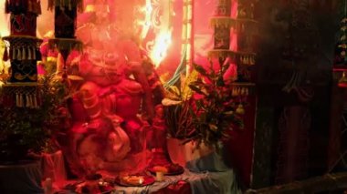 Georgetown, Penang, Malezya - Şubat 04 2023: Hindu ayininde Ganesh heykelini eğ