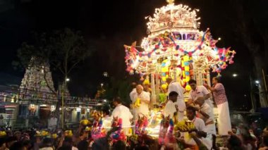 Georgetown, Penang, Malezya - 06: 2023 Şubat - Eğik görünüm fanatikleri tanrıya sunulan meyve ve çiçekleri taşıyorlar