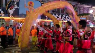 Georgetown, Penang, Malezya - Şubat 06 2023: Çin ejderhası Thaipusam sırasında Thanir Panthal 'ın önünde gösteri yaptı