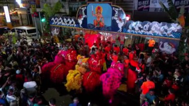 Georgetown, Penang, Malezya - 07 Şubat 2023: Çin aslan dansı Thanir Panthal 'ın önünde Thaipusam' ı kutladı