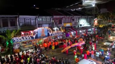 Georgetown, Penang, Malezya - 07 Şubat 2023: Havadan görünüşlü Çinli ejderha dansçıları zarafet ve çeviklikle hareket ederek seyircileri cezbederek Thanir Panthal 'daki muhteşem performanslarıyla Thaipusam' ı kutladılar.