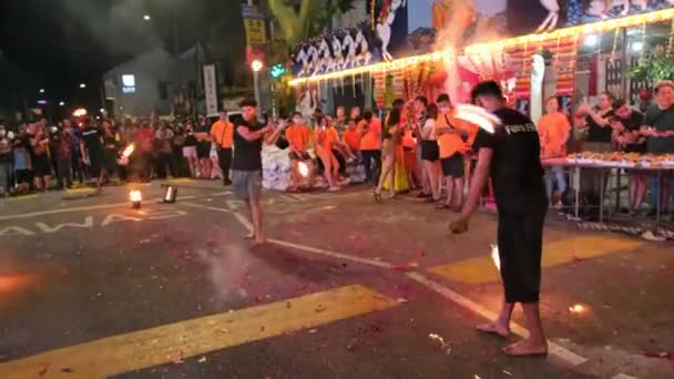 马来西亚槟城 2023年2月6日3个人在街上玩火 创造了美丽的艺术 — 图库视频影像