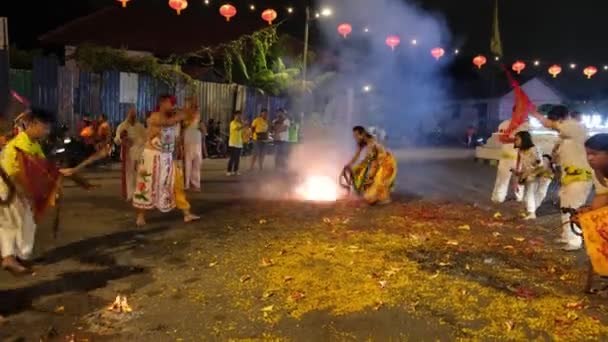 マレーシア ペナン州アイタム2023年2月11日 炎のクラッカーを背景にした路上での中国人ジトン古代の儀式開業医 — ストック動画