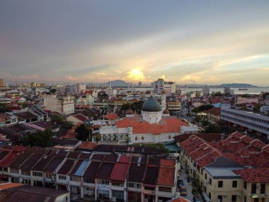 George Town, Penang, Malezya - 26. Bölüm 2022: Hava manzaralı Mescid Kaptanı Keling ve eski miras binası