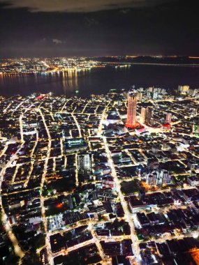 Gurney, Penang, Malezya - Sep 24 2022: Dikey manzara Komtar binası ve gece eski miras binası