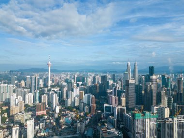 Bukit Bintang, Kuala Lumpur, Malezya - 30 Kasım 2022: KL şehrinde hava açık mavi