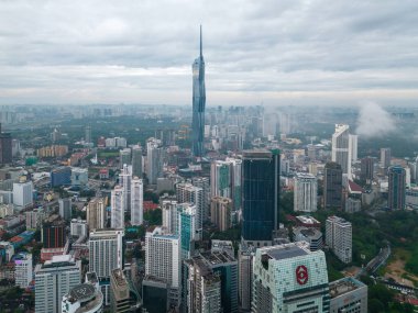 Bukit Bintang, Kuala Lumpur, Malezya - 02 Aralık 2022: Hava manzaralı Merdeka 118 ve lüks evler ve yüksek binalar.