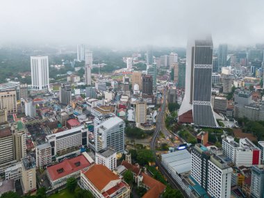 Bukit Bintang, Kuala Lumpur, Malezya - 03 Aralık 2022: Alçak bulutlu sabahta havadan görüş Maybank kulesi