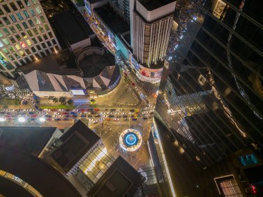 Bukit Bintang, Kuala Lumpur, Malezya - Aralık 03 2022: Starhill, Bukit Bintang 'da tepeden tırnağa araç trafiği