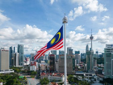 Bukit Bintang, Kuala Lumpur, Malezya - 05 Aralık 2022: Dataran merdeka 'da Kuala Lumpur şehrinin geçmişine sahip Malezya bayrağı