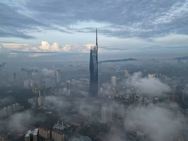 Bukit Bintang, Kuala Lumpur, Malezya - 13 Kasım 2022: Merdeka 118 'in sabah alçak bulutlardaki hava görüntüsü.