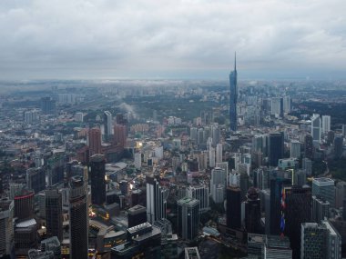 Bukit Bintang, Kuala Lumpur, Malezya - 12 Kasım 2022: Merdeka 118 kulesinin şehir merkezindeki konumu, KL 'nin çeşitli bölgelerinden görünür bir dönüm noktası haline getiriyor.