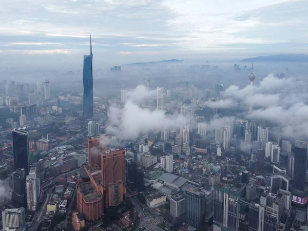 Bukit Bintang, Kuala Lumpur, Malezya - 13 Kasım 2022: Sisli alçak bulut örtüsü Merdeka 118 'in etrafında büyüleyici bir atmosfer yaratıyor..