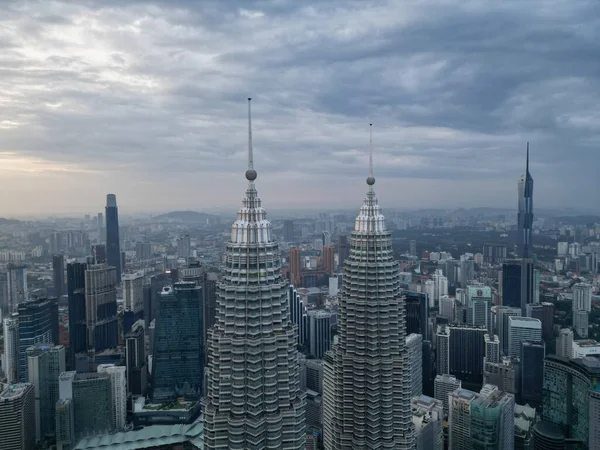 空中展望超高層ビルを背景にしたKlccタワー ロイヤリティフリーのストック写真