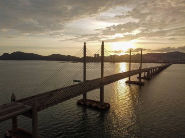 Gün batımında Penang İkinci Köprüsü 'nde hava manzaralı siluet