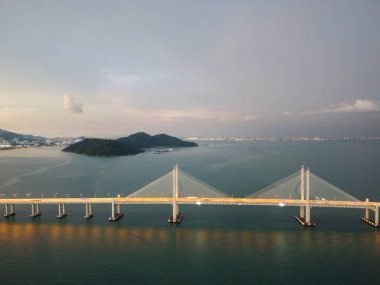 Mavi saatte Penang İkinci Köprüsü 'nde insansız hava aracı atışı.