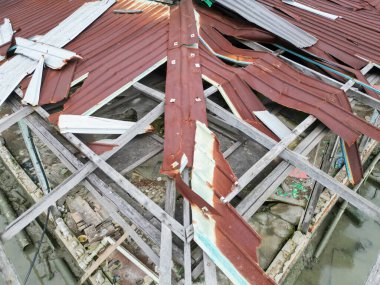 Havadan aşağıya doğru eski çinko kapağı.