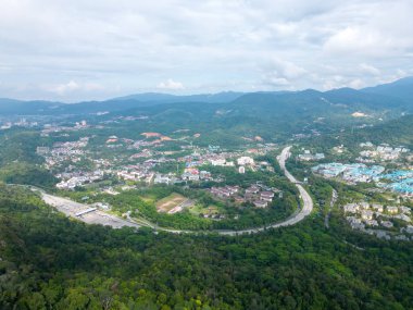 Karak Otoyolu 'nun arka planına sahip hava görüntüsü Bukit Sekmesi