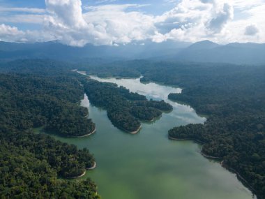 Hava manzaralı güzellik bulutlu bir günde Klang Gates Barajı açık