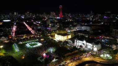 Hava desteği ve gece Padang Kota Lama 'da toplanan kalabalıklar görülüyor.