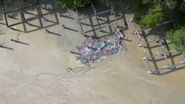 Aerial Top Zobacz Śmieci Plaży Opuszczony Budynek — Wideo stockowe