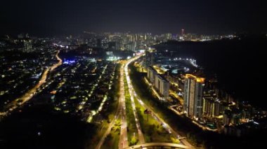 Geceleri hava görüntüsü Tun Dr Lim Chong Eu ekspres yolunda hareket ediyor.