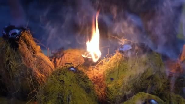 Slow Motion Förbränning Rökelse Vid Kokos Som Används För Smash — Stockvideo