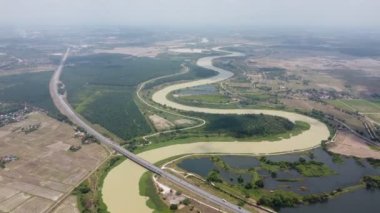 Kuzey Güney Karayolu, Kedah ve Penang sınırı olan Sungai Muda 'yı geçiyor.