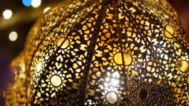 Yaklaş ve aşağı bak. Raya Ramadhan lamba dekorasyonu.