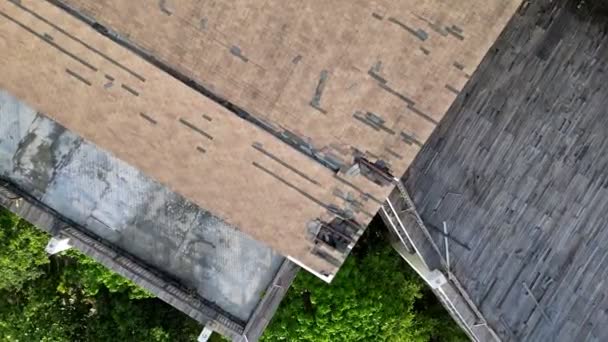 Vista Aérea Olhar Para Baixo Edifício Telhado Quebrado Estrutura Dilatada — Vídeo de Stock