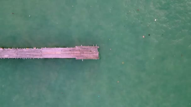 Hava Manzarası Denizdeki Ahşap Köprünün Yakınındaki Çöp Akışına Bakın — Stok video