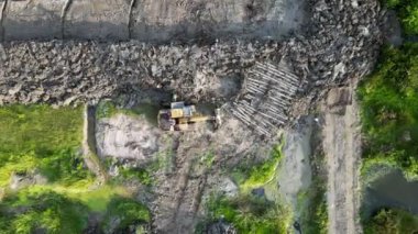 Malezya 'daki arazi temizliğinde kullanılan hava manzaralı kazıcıya bak