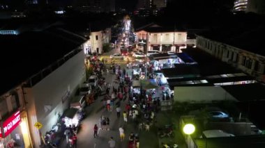 Georgetown, Penang, Malezya - 14 Ocak 2023: İnsanlar akşam yemekhaneyi ziyaret ediyor