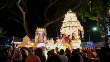 Georgetown, Penang, Malezya - Şubat 04 2023: Altın savaş arabası gece geçit törenine gidiyor