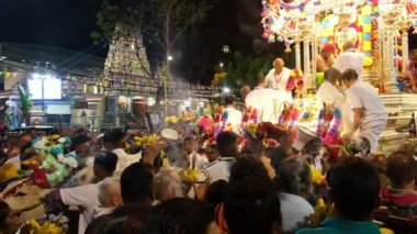 Georgetown, Penang, Malezya - Şubat 06 2023: Sağa dönen Hindu dindarlar at arabasına bağışta bulunuyorlar