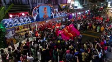 Georgetown, Penang, Malezya - 2007 Şubat 2023: Çin aslanı dans gösterisi Thanir Panthal 'daki zarif hareketleriyle seyirciyi büyüledi.