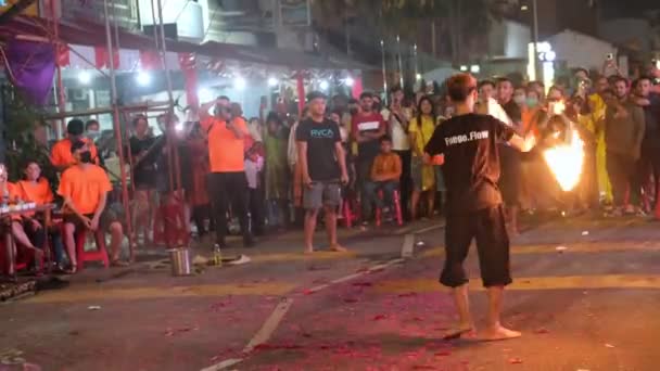 Georgetown Penang Malaysia Feb 2023 Man Plat Fire Art Street — Stock Video