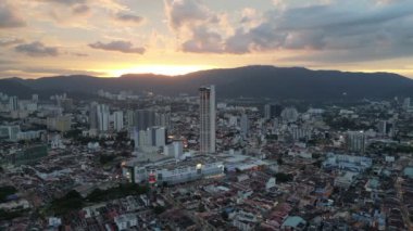 Georgetown, Penang, Malezya - Şubat 08 2023: Günbatımı saatinde havadan bakış açısı Komtar binası
