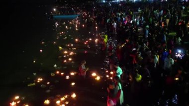 Teluk Bahang, Penang, Malezya - 06: 2023 tarihleri arasında: Hindu dindarların üzerinde uçan sinek ayin sırasında geceleri denize mum salıyor