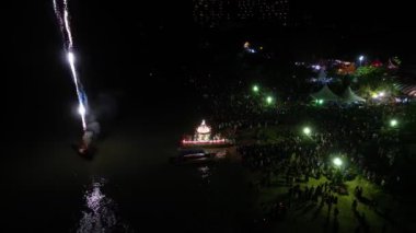 Teluk Bahang, Penang, Malezya - 06: 2023 Mar-Uçuşu: Yükpa Thirunal yüzen at arabası festivalini denizde havai fişeklerle kutladı