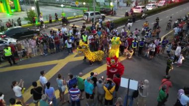 Georgetown, Penang, Malezya - 11 Mart 2023: Çin aslan dansı kalabalığın önünde