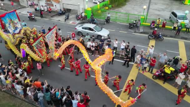 马来西亚槟城 2023年3月11日 中国人在交通拥挤的街道上表演龙舞 — 图库视频影像