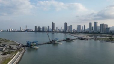 Gurney, Penang, Malezya - 12. Mar 2023: Andaman Adası 'ndaki inşaat köprüsüne doğru uçan uçak