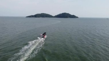 Batu Maung, Penang, Malezya - 21 Aralık 2023: Malezya bayrağı taşıyan hava manzaralı balıkçı teknesi Pulau Rimau 'ya taşındı