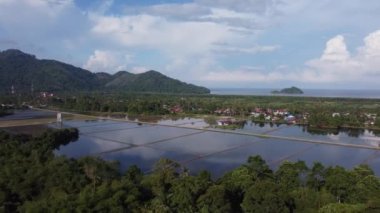 Balik Pulau, Penang, Malezya - 26 Aralık 2023: Su mevsiminde Kampung Terang çeltik tarlası üzerinde hava harekatı