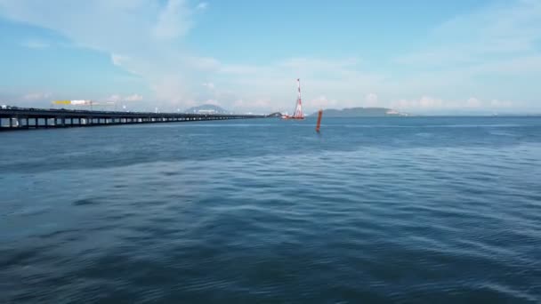 槟城跨海传输线在海水上缓慢向堆栈移动 — 图库视频影像