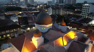 Georgetown, Penang, Malezya - 20 Nisan 2023: Hava dönüşümlü Madjid Kaptanı Keling, gece aydınlatmalı güzellik ışığı