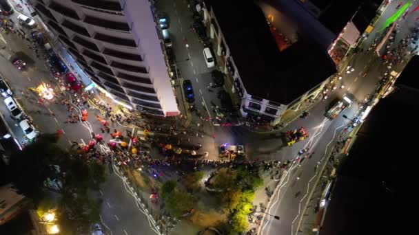 马来西亚槟城 2023年3月11日 夜间在朱利亚街举行的狮子舞游行空中观察组 — 图库视频影像