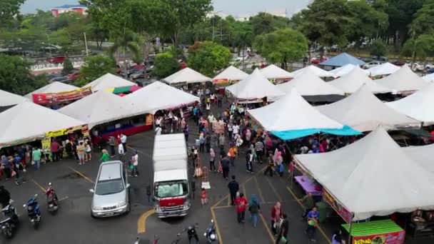 マレーシア ペナン州ブキッ メルタジャム2023年4月17日 プアサのラマダン市場で忙しい人々が食べ物を買う — ストック動画